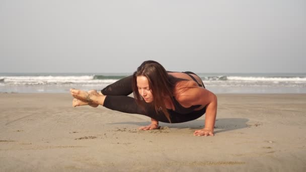 Kobieta ćwiczy jogę na świeżym powietrzu. Dziewczyna uprawia jogę asana - Materiał filmowy, wideo