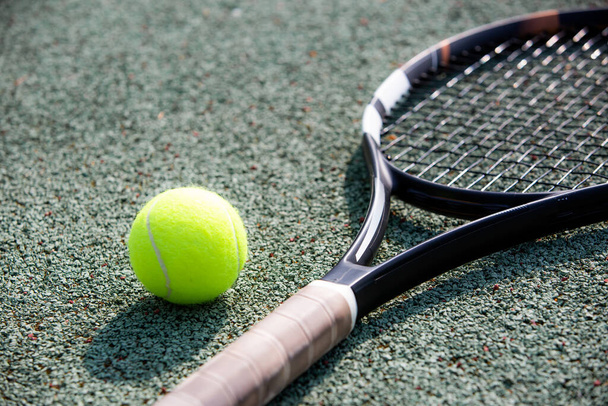Gros plan de raquette de tennis et ballon sur un court, concept sportif - Photo, image