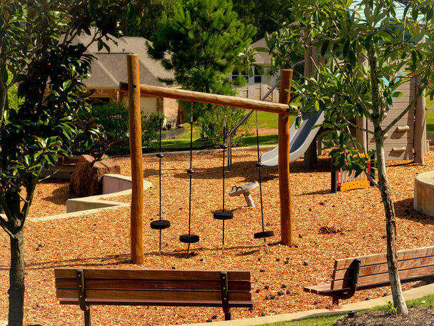 遊び場スイングは、テキサス州コンローの近所のポケットパークに設定されています. - 写真・画像