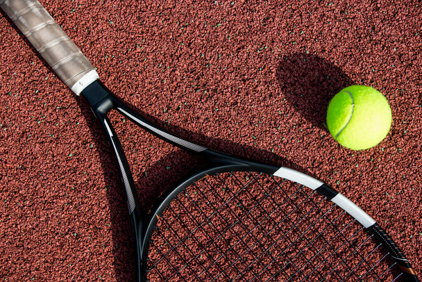 Gros plan de raquette de tennis et ballon sur un court, concept sportif - Photo, image