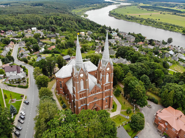 Luchtfoto van St. George kerk in Vilkija stad, district Kaunas gemeente, Litouwen - Foto, afbeelding