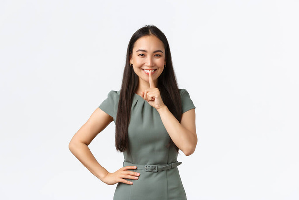 Kleinunternehmer, Unternehmerinnen. Fröhlich hübsche asiatische Frau mit Geheimnis, bereiten Überraschung bitten schweigen, zeigen shhh, Stille Geste und Lächeln, weißer Hintergrund - Foto, Bild