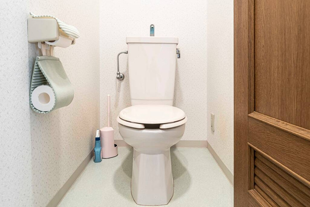 Современный автоматический туалет В маленьком туалете в деревянном доме - Фото, изображение