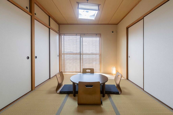 Czarny drewniany stół i poduszki w stylu japońskim salon - Zdjęcie, obraz