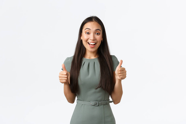 Kisvállalkozók, női vállalkozók koncepciója. Izgatott mosolygós üzletasszony mutatja hüvelykujj-up, miután nagy kezdet az értékesítés, hogy jóváhagyó gesztus, dicséret félelmetes munka, jól sikerült, gratulálok - Fotó, kép