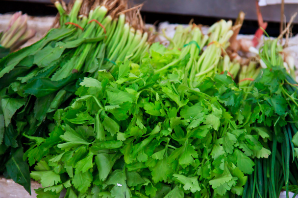 Légumes verts et fond alimentaire feuillu foncé comme une alimentation saine
 - Photo, image