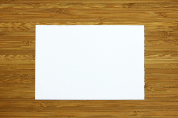White blank card on wooden background - Foto, afbeelding