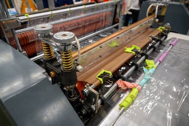 Műanyag zacskó készítő gép Polipropilén Munka egy gyárban, Egyszeri használat és mentse meg a világot koncepció. - Fotó, kép