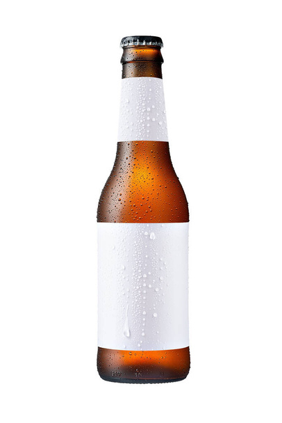355ml hnědé pivo láhev s kapkami izolované bez stínu na bílém pozadí mockup. - Fotografie, Obrázek