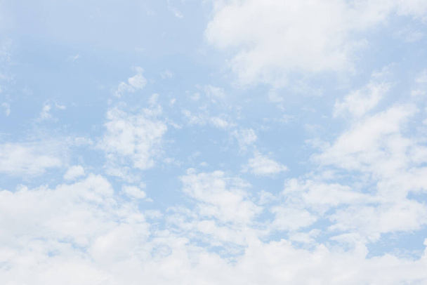 Blauer Himmel und Wolken - Foto, Bild