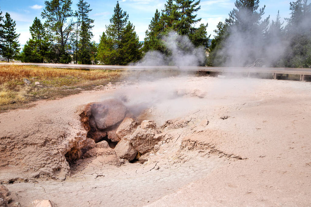 Fumaroles at Fountain Paint Pot Trail in the Lower Geyser Basin of Yellowstone National Park Сичання і рев походить від газів, які кидаються через вентиляційний отвір у вигляді гарячої пари.. - Фото, зображення