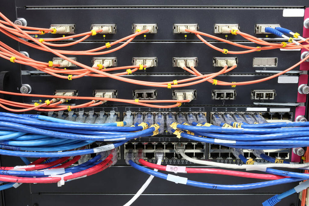 rede de cabo, cabo de fibra óptica conectar para mudar de porta na sala do servidor, Concept network managemen - Foto, Imagem