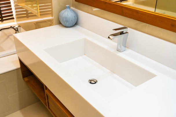 Faucet mosogató víz dekoráció belső fürdőszoba - Fotó, kép
