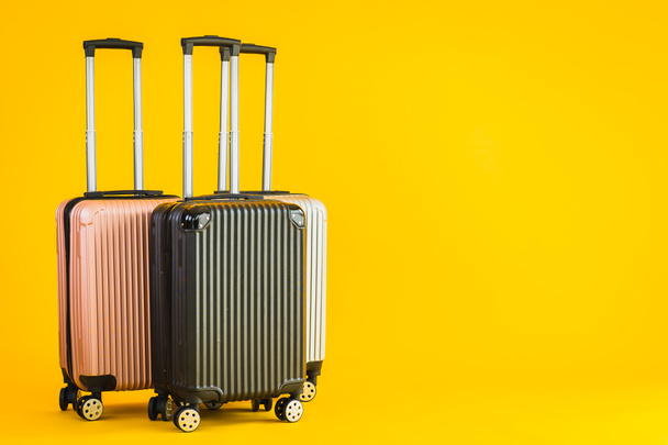 Розовый серый черный цвет Багаж или багаж использование для перевозки и отдыха на желтом изолированном фоне
 - Фото, изображение