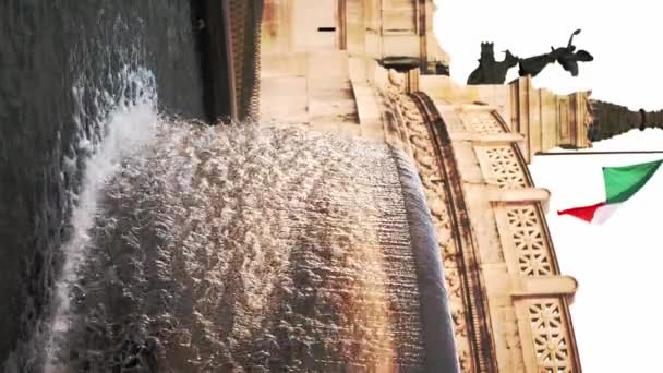 垂直ビデオだ。イタリア・ローマのフォンタナ・デル・アドリアティコ。アルタレ・デッラ・パトリア近くのヨーロッパ建築の歴史的な噴水またはヴェネツィア広場のイル・ヴィットリアーノ - 映像、動画