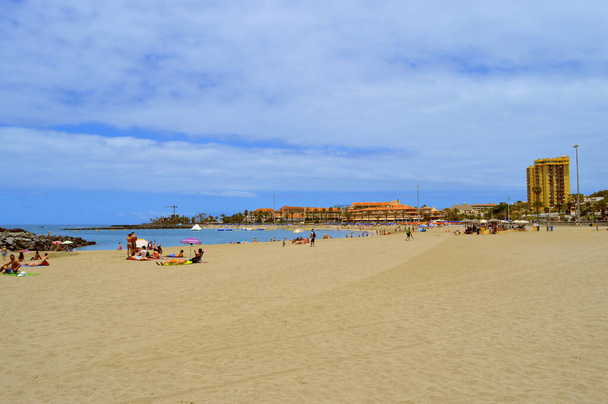 пляж, Туристы на пляже наслаждаясь солнцем на пляже Los Cristianos - Фото, изображение