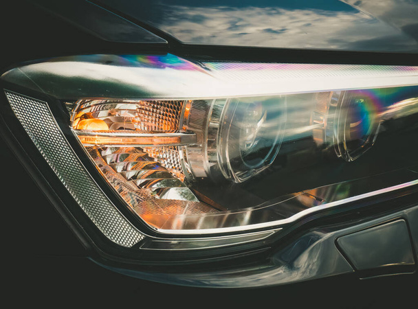 Lähikuva yksityiskohtaisesti nykyaikaisen auton LED-ajovaloilla - Valokuva, kuva