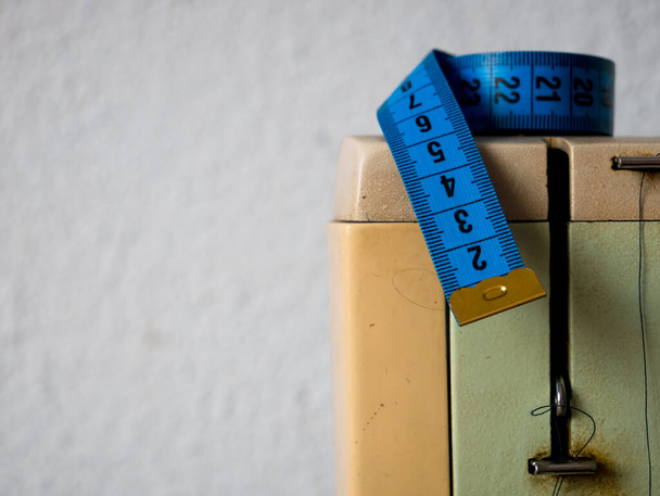 Medidor de alfaiataria azul em uma velha máquina de costura vintage
. - Foto, Imagem