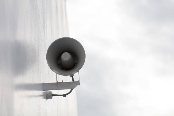 Weißes Megafon, lauter Lautsprecher in Großaufnahme. Hängen an der Wand. - Foto, Bild
