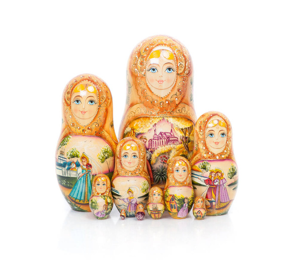 Ομάδα ρωσικών κούκλα ωοτοκίας (επίσης γνωστή ως Matrioshka) απομονώνονται σε λευκό φόντο - Φωτογραφία, εικόνα