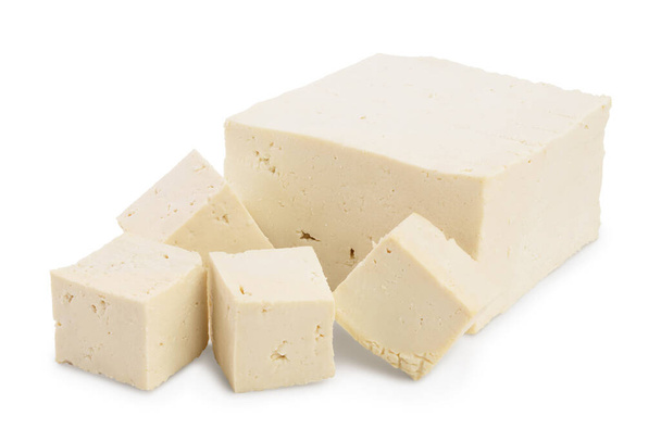 Купка нарізаного тофу сиру ізольовані на білому тлі з відсічним контуром і повною глибиною різкості
, - Фото, зображення