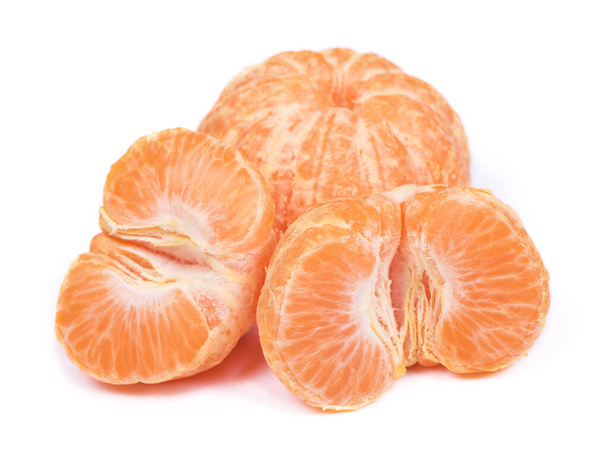 Mandarina fresca pelada aislada sobre fondo blanco - Foto, Imagen