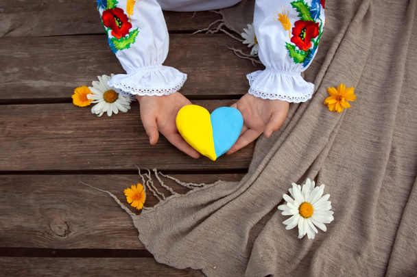Eller çocuk Ukrayna 'nın bağımsızlık günü için sarı ve mavi kalp yapar. Adım adım talimat ver. DIY yaz projesi. Yaratıcı süreç. Anaokulu ve okul geliştirme.  - Fotoğraf, Görsel