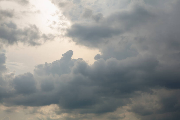 灰色の雲を通して太陽光線。嵐の前の天気 - 写真・画像