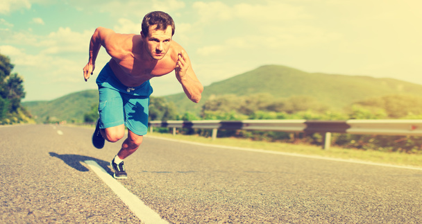 hombre atleta corriendo en la naturaleza al atardecer
 - Foto, imagen