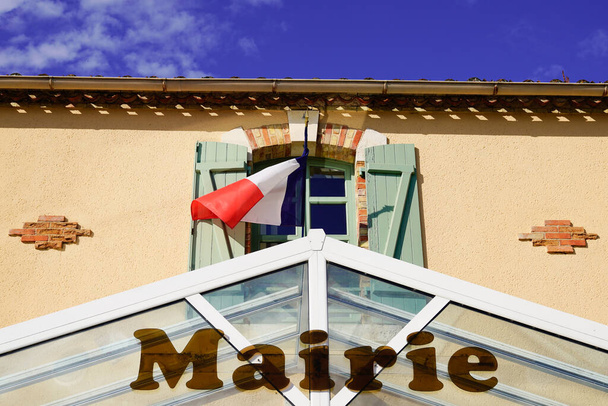 mairie significa ayuntamiento en francés con la bandera roja blanca azul de Francia en la pared del edificio al aire libre - Foto, Imagen