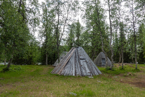 Goahti o cabaña en la Laponia sueca
 - Foto, imagen