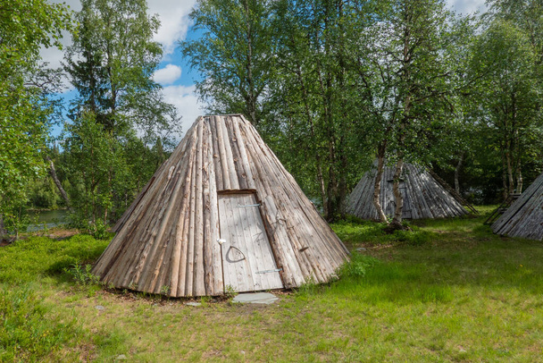 Goahti o cabaña en la Laponia sueca
 - Foto, imagen