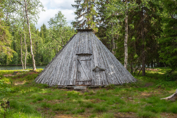 Goahti o cabaña en la Laponia sueca
 - Foto, Imagen