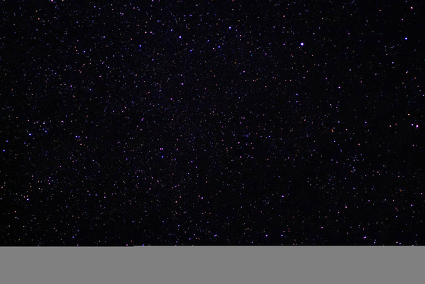 Kuzey yarımkürenin yıldızlı gökyüzü. Çeşitli kozmik cisimler ve takımyıldızları. Yıldızlar küçük parlak ışıklar gibidir. Masaüstü, ekran koruyucu üzerinde boşluk. - Fotoğraf, Görsel