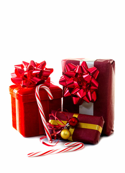Envases rojos verticales y bastones de caramelo en blanco
 - Foto, Imagen