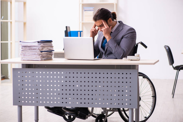 Empleado discapacitado en la oficina
 - Foto, Imagen