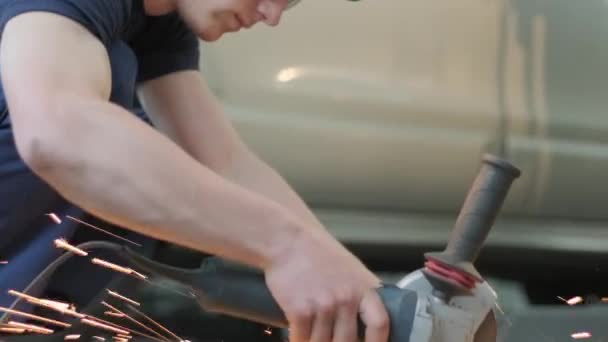 Autoservice, Autopflege und Reparatur mit Elektroschleifer in 4K - Filmmaterial, Video