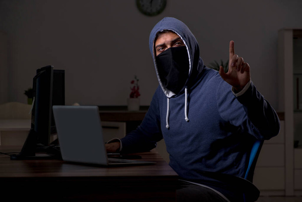 Mies hakkeri hakkerointi turvallisuus palomuuri myöhään toimistossa - Valokuva, kuva