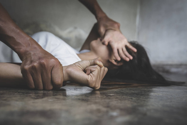  レイプや性的虐待の概念のための女性の手を握って男の手.家庭内暴力 - 写真・画像