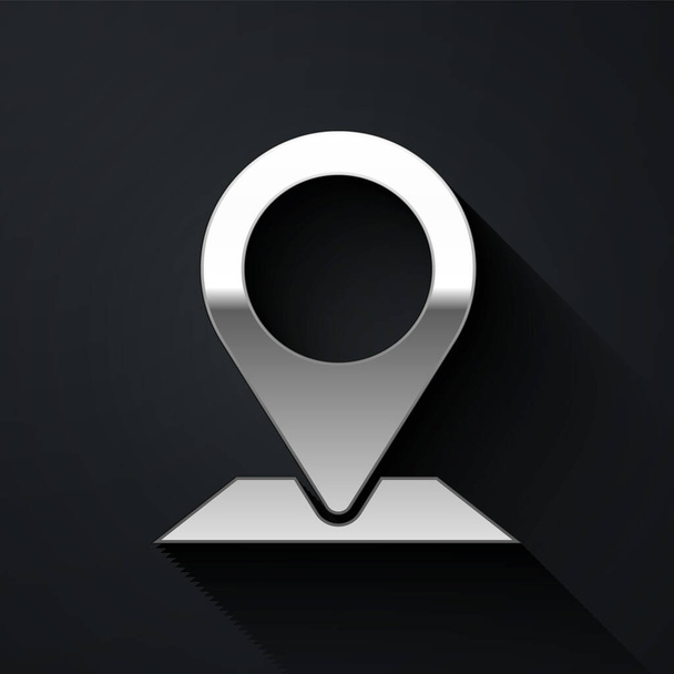 Stříbrná mapa pin ikona izolované na černém pozadí. Navigace, ukazatel, poloha, mapa, GPS, směr, místo, kompas, koncept hledání. Dlouhý stínový styl. Vektorová ilustrace. - Vektor, obrázek
