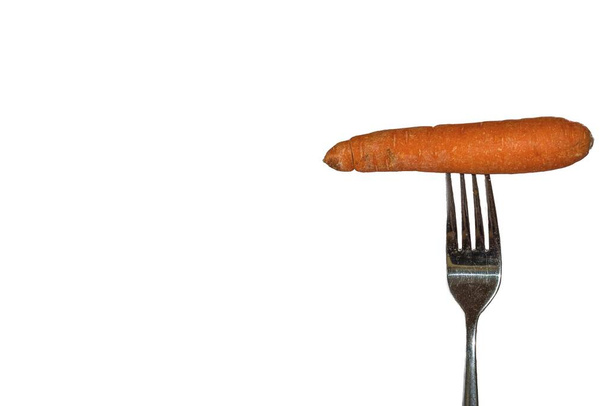 carota con forchetta e fondo bianco - Foto, immagini