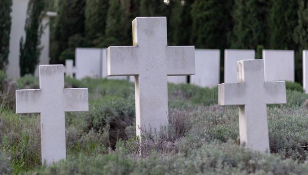 Jeden wielki krzyż i dwa mniejsze znaczą nieznany grób dla poległych żołnierzy niemieckiej wojny światowej. Publiczny cmentarz w Splicie, Chorwacja - Zdjęcie, obraz