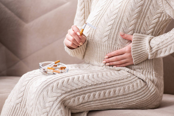 Hombre y mujer embarazada en concepto antitabaco
 - Foto, imagen
