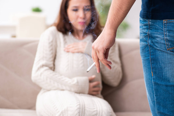 Homem e mulher grávida no conceito de anti-tabagismo
 - Foto, Imagem
