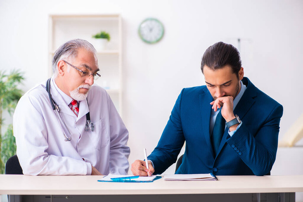 Médico y hombre de negocios discutiendo proyecto médico - Foto, imagen