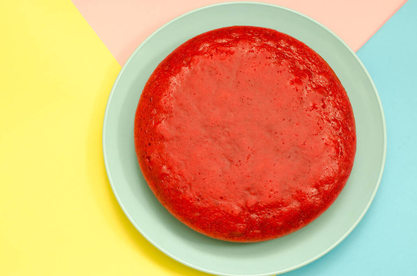 Piros színű pite színes háttérrel. Lingonberry pite egy kék tálon. Ünnepi étel - Fotó, kép