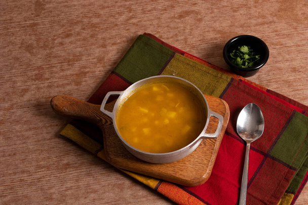 Sopa de papa tradicional colombiana para acompañar el almuerzo. Sopa con papa criolla. - Foto, Imagen