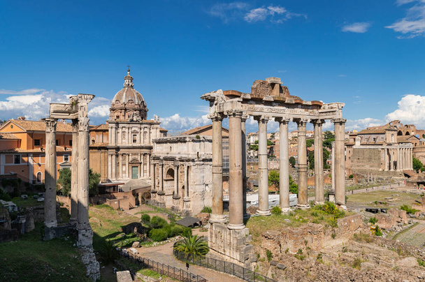 Panorama rzymskiego forum serce rzymskiego imperium. Z Campidoglio widać łuk Severusa, świątynie Saturn i Vesta, Bazylikę Maxentiusa, Łuk Tytusa, Koloseum Rzym, Włochy. - Zdjęcie, obraz