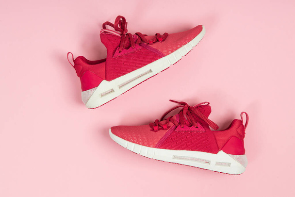 Coppia di nuove sneakers rosa, scarpe sportive su sfondo rosa. Rosa donna sport, scarpe da corsa - Foto, immagini