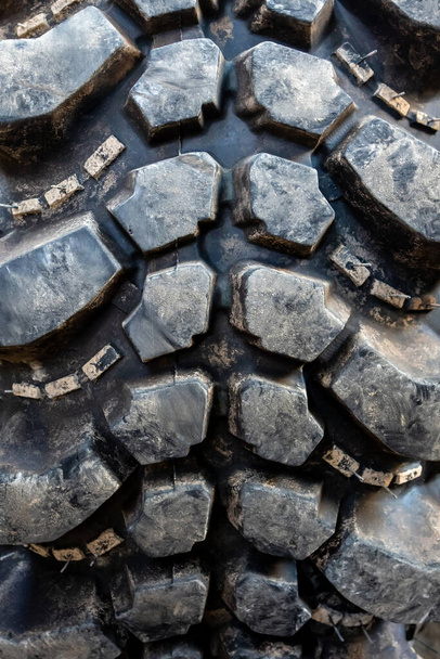 La textura del patrón de ciempiés llanta de lodo del terreno, neumáticos usados antiguos - Foto, imagen